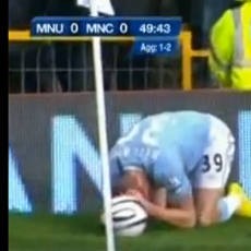 Soal Pelemparan Koin, Suporter MU Juga Pernah Melakukannya