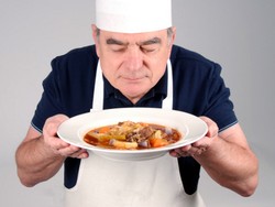 Mengapa Lansia Jadi Kurang Peka akan Rasa dan Aroma Makanan?