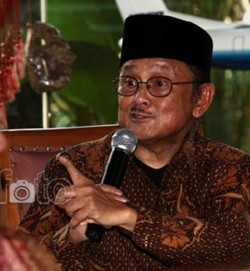 Baca Tulisan yang Menyudutkannya di Utusan Malaysia, Habibie Tertawa