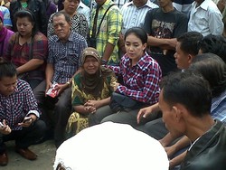 Pakai Kotak-kotak, Rieke Terima Curhat PKL di Stasiun Depok Baru