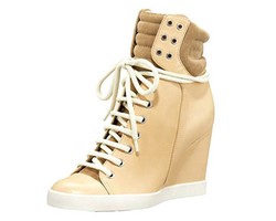 Bergaya ala Bintang Kpop dengan Sneaker Wedges