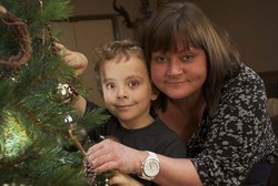 Alergi Ekstrem, Bocah Ini & Ibunya Tak Bisa Menghias Pohon Natal Asli