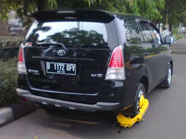 Mobil Dinas Digembok