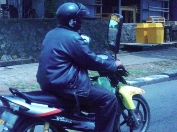 Spion Truk Menempel di Motor