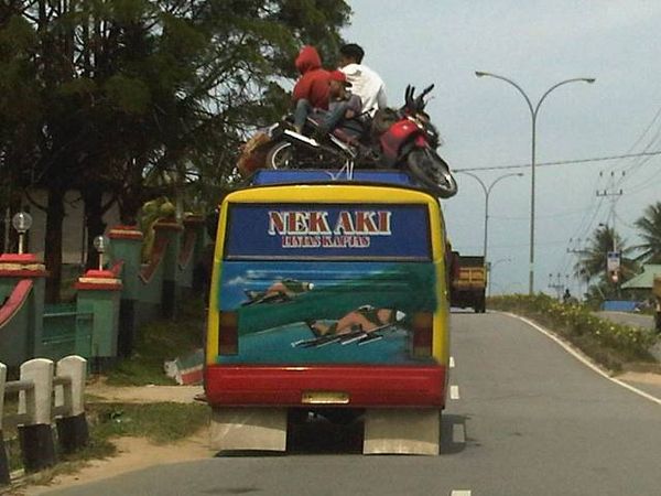 Bermotor di Atas Bus