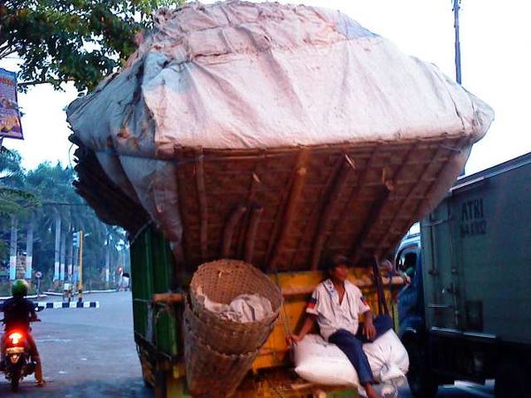 Termenung di Truk Sampah
