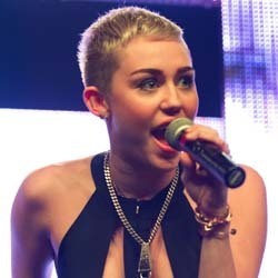 Penampilan Super Seksi Miley Cyrus