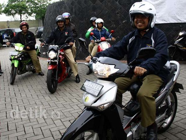 Naik Motor Nur Mahmudi Datangi KPK Naik Motor Nur Mahmudi Datangi KPK