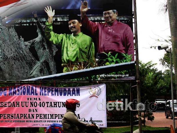 Poster Andi Mallarangeng Masih di Kemenpora
