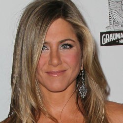 Jennifer Aniston Sembunyikan Kehamilannya?