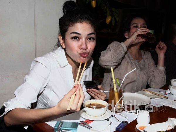 Nyam! Setelah Bebas Nikita Mirzani Makan Enak