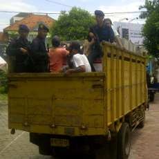 Pendistribusian Kotak Suara Pilkada Bangkalan Dikawal Brimob