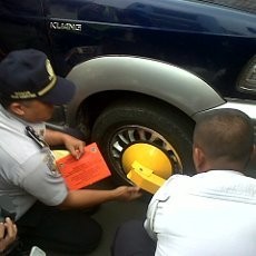 Petugas Angkut 6 Motor dan Gembok Dua Mobil di Jalan Otista