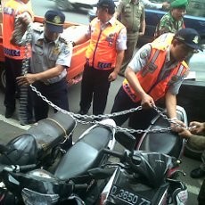 Tim Gembok Incar Kendaraan yang Parkir Liar di Bandung