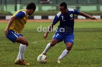 Tim biru dihuni oleh pemain-pemain yang kemungkinan menjadi pemain inti.