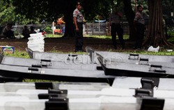 Sekitar 80 petugas kepolisian dari kesatuan Brimob dengan seragam lengkap masih berjaga-jaga di kantor PSSI, Senayan, Jakarta.
