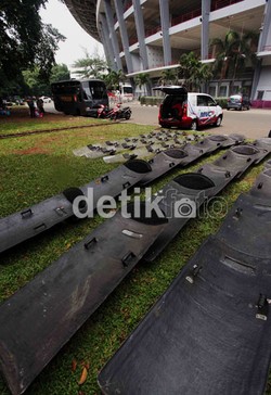 Tameng antihuru-hara diletakkan di depan gerbang kantor PSSI, Senayan, Jakarta. Kondisi kantor PSSI sendiri masih terlihat sepi.