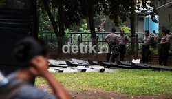 Penjagaan intens dilakukan setelah sempat muncul kabar bahwa KPSI yang dibentuk oleh anggota-anggota PSSI yang berseberangan dengan kepengurusan Djohar Arifin Husin berniat mengambil alih kantor PSSI.