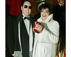 10 Pernikahan Seleb Teraneh: Pakai Bikini Hingga Nikah di Rumah Mantan