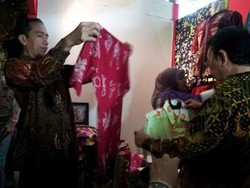 Sambangi Pameran di JCC, Jokowi Beli Batik Betawi Si Pitung