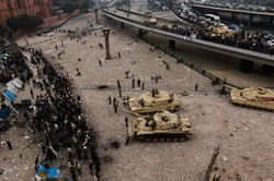 Pria Bertopeng Serang Demonstran Pendukung Oposisi di Mesir