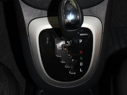 Mau Belajar Nyetir? Sebaiknya Pakai Mobil Matik Dulu