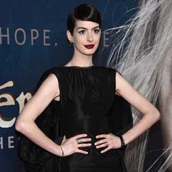 Anne Hathaway Bergaya Gothic