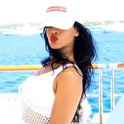 Asyiknya Rihanna Liburan di Laut Mediterania