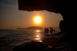 Tak Disangka, Pantai di Gunungkidul Punya Sunset Secantik Ini