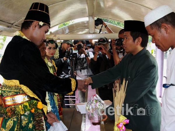 12 Pengantin Nikah Bareng di 12-12-12