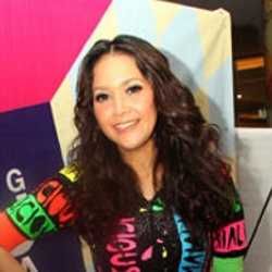 Rilis Mini Album di 12-12-12, Duo Maia Jual CD di Minimarket