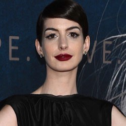 Ups.. Anne Hathaway Tak Pakai Underwear di Premier Les Miserables