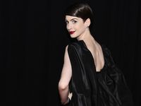 Anne Hathaway Bergaya Gothic