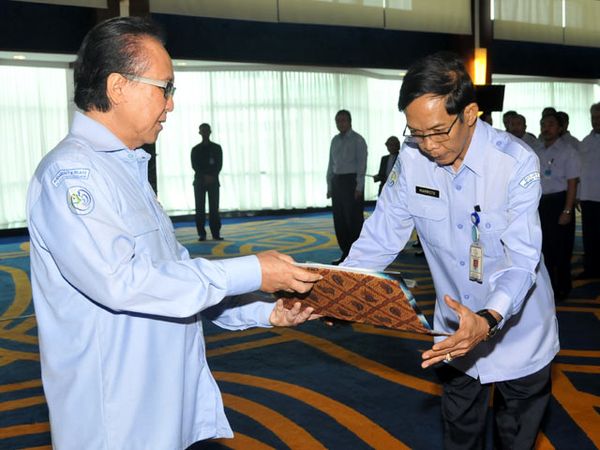 Cicip Sutardjo Serahkan DIPA 2013