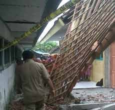 Gedung SD Ambruk Diterjang Puting Beliung