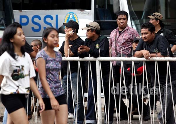 Ratusan PHM Kaltim Berjaga di Kantor PSSI 
