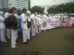Awas Macet! Ratusan Perawat Demo Sambil Tutup Jalan di depan DPR