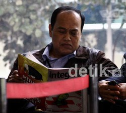  Setelah Digunturkan, Djoko Susilo Kenakan Baju Tahanan KPK 