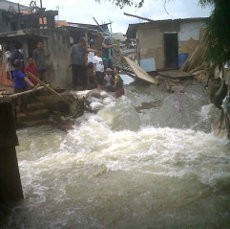 2 Orang Warga Sempat Hanyut Saat Tanggul Muara Angke Jebol