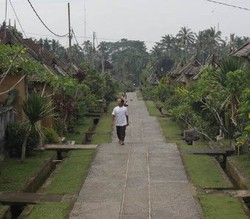 Di Desa Ini, Pasangan Poligami Dikucilkan & Dipenjara Khusus