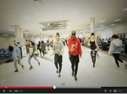 Batal Terbang, Tim Penari Justin Bieber Flash Mob di Bandara