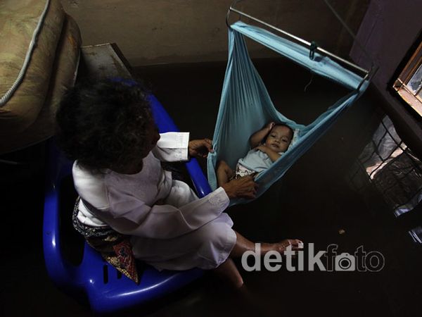 Tanggul Jebol, 500 Rumah Terendam