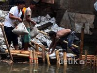 Diterjang Gelombang, Tanggul Muara Angke Jebol