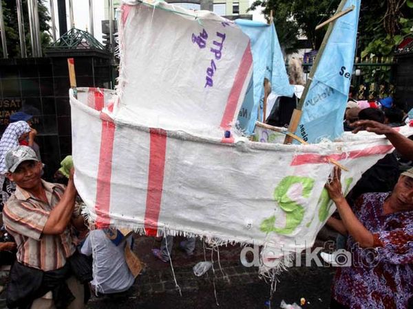 Aksi Menuntut Perlindungan Hak Nelayan Aksi Menuntut Perlindungan Hak Nelayan
