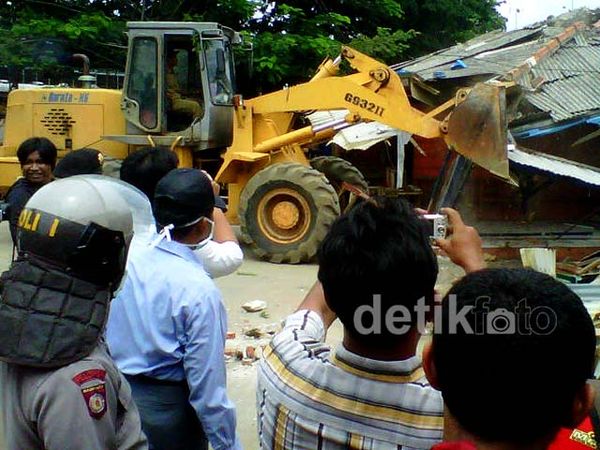 Kios-kios di Stasiun Depok Dibongkar