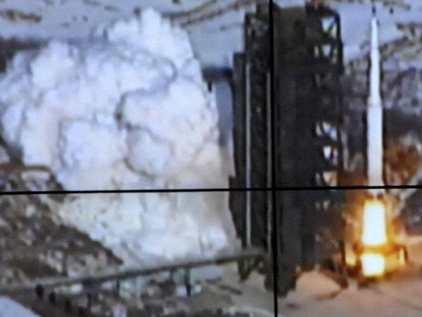 Korea Utara Luncurkan Roket Unha-3