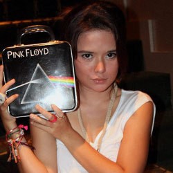 Beredar! Foto Leylarey Lesesne Pamer Bikini di Bandara Cengkareng