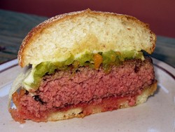 Pemerintah Inggris Larang Penyajian Daging Burger Medium Rare