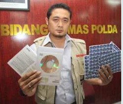 Polda Jatim Bongkar Pemalsuan Stiker Windows Microsoft