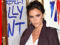 Victoria Beckham Tampil Stylish